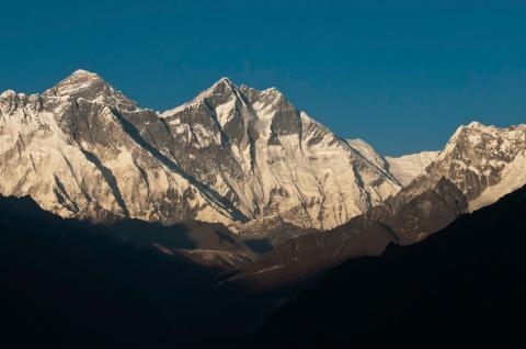 Vue sur l’Everest, le Nuptse, le Lhotse et l’Ammadablam près de Namche Bazaar au Népal