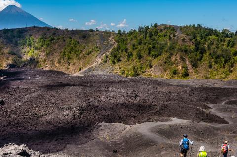 Le volcan Agua vu depuis le volcan Pacaya au Guatemala