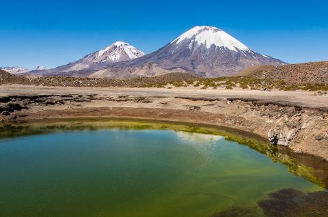 Le lac Chungara et le Parinacota (6 300 m) dans le désert d’Atacama au Chili