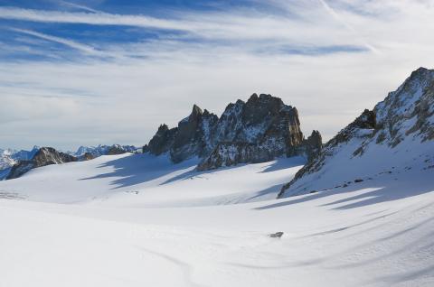 Expédition et rochers enneigés en altitude à Chamonix