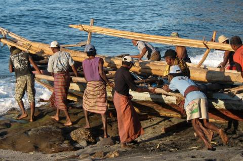 Pêcheurs aux cachalots de Lamalera en Indonésie Rencontre des pêcheurs aux cachalots de Lamalera sur l'île de Lembata