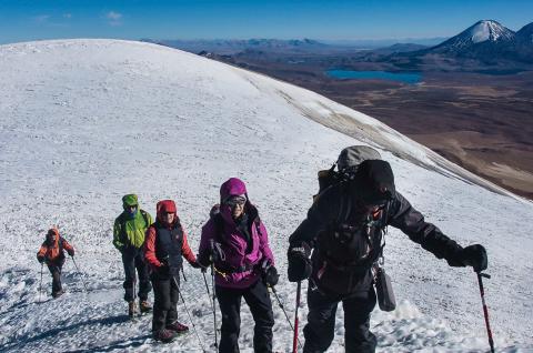 Ascension du volcan actif le Guallatire à 6100 m et vue sur le Parinacota à 6300 m au Chili