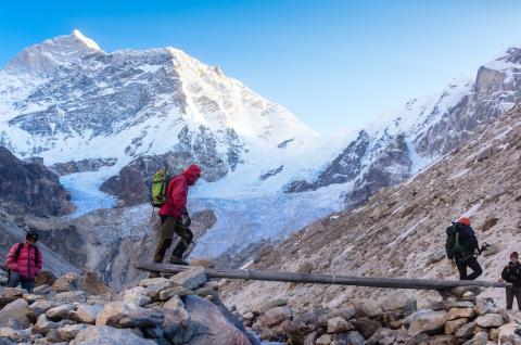 Le sommet du Makalu à 8463 m depuis le camp de base à 4820 m au Népal