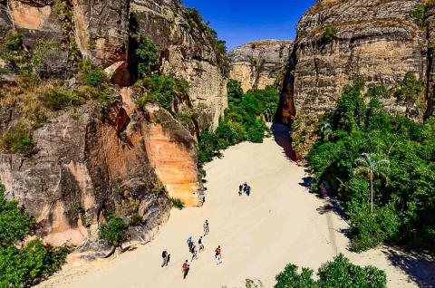 Dans un canyon du Makay à Madagascar Randonnée dans un canyon du massif du Makay