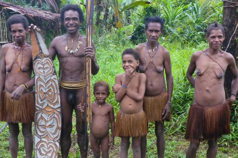 Immersion chez nos hôtes korowai dans les forêts marécageuses  du sud de la Papua