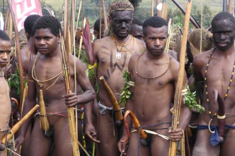 Rencontre de papous dani au Baliem festival dans la région de Wamena