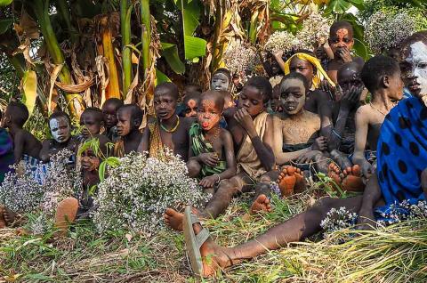 Trekking vers un groupe d'enfants sous le bananier en Pays Surma