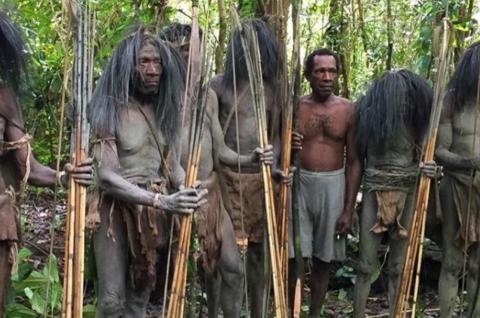 Rencontre avec un groupe de papous burati près de la rivière Wapoga