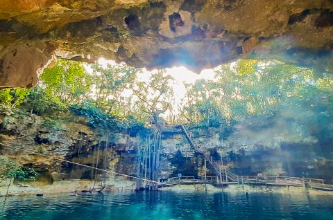 Cenote souterrain au Mexique Découverte d'un cenote souterrain au Mexique