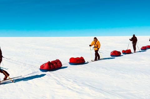 Expédition et progression en ski pulka sur la traversée du Groenland d'ouest en est