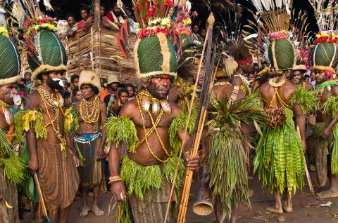 Voyage vers le grand sing-sing dans les montagnes de Simbai chez les papous kalam