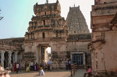 Randonnée vers l'entrée d'un temple hindou tamoul au Tamil Nadu