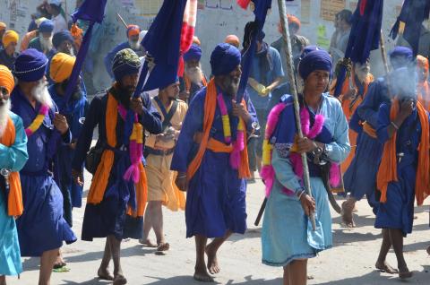 Rencontre avec des hommes sikh se rendant à la fête Hola Mohalla à Anandpur Sahib dans le Pendjab