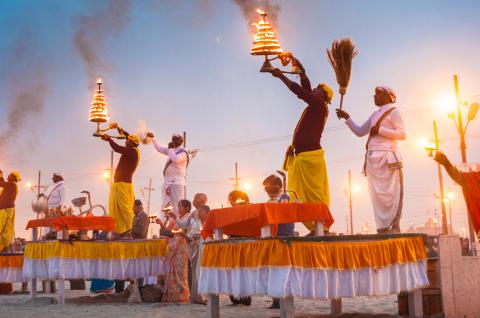 Cérémonie Arthi en Inde du nord Voyage vers une cérémonie Arthi au bord du Gange
