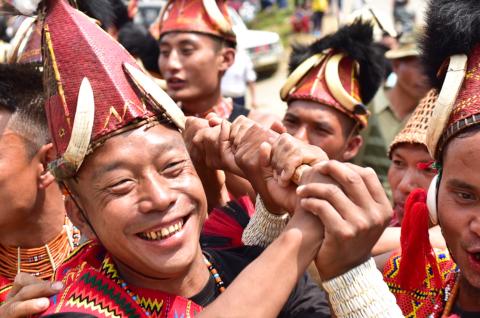 Rencontre des Naga participant au festival Aoeling dans la région de Mon