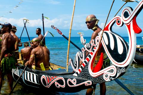 Voyage vers une course de pirogues de mer lors du Huhu festival dans la région d'Alotau