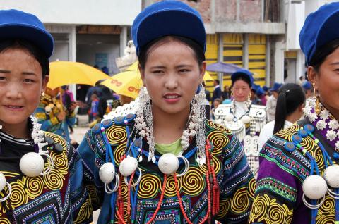 Randonnée vers des femmes du peuple yi dans les Da Liangshan