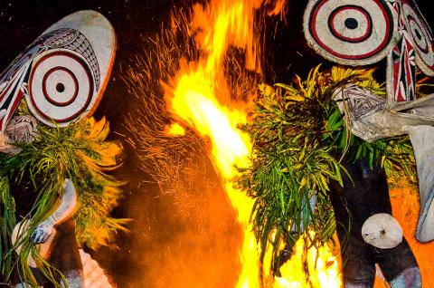 Danse du feu des Baining en Papouasie-Nouvelle-Guinée Voyage vers la danse du feu des Baining sur l'île de Nouvelle-Bretagne