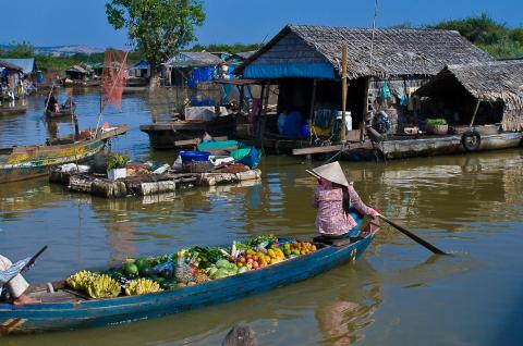 Navigation vers le village flottant de Chong Khneas sur le lac Tonlé Sap