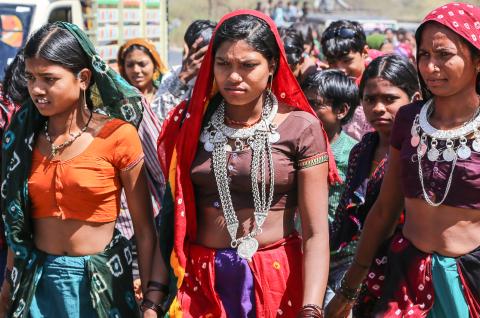 Randonnée avec des jeunes femmes se rendant à la foire annuelle au Gujarat