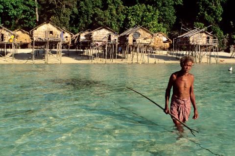 Rencontre d'un pêcheur du peuple moken en mer d'Andaman