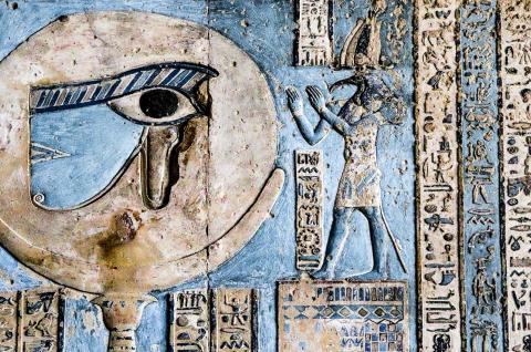 Contemplation de l'œil d'Horus sur le plafond du temple de Dendérah