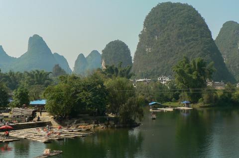 Voyage vers le paysage karstique de Yangshuo dans la province du Guangxi