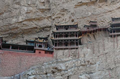 Monastère Suspendu accroché à une falaise en Chine Trek vers le Monastère Suspendu accroché à une falaise de la région de Datong