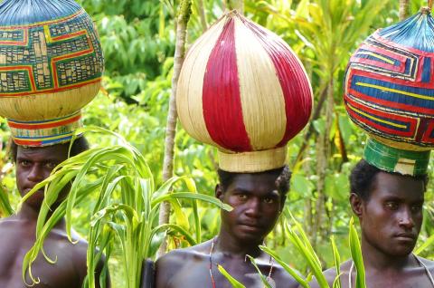 Rencontre avec des villageois de l'île de Bougainville aux portes des îles Salomon