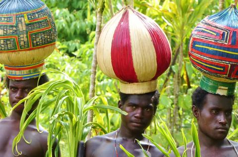 Villageois de l'île de Bogainville en Papouasie-Nouvelle-Guinée Rencontre avec des villageois de l'île de Bougainville aux portes des îles Salomon