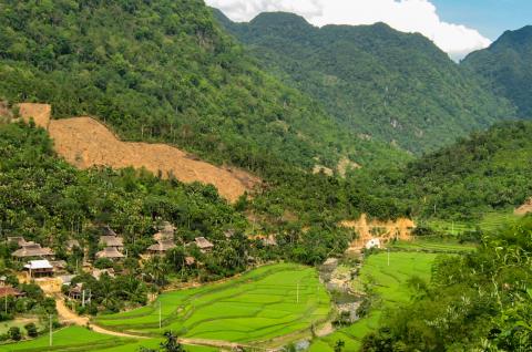 Randonnée dans une vallée montagnarde proche du Laos