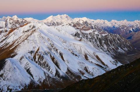 Lever du jour au Mingli Sar Ascension au lever du jour Mingli Sar au nord Pakistan