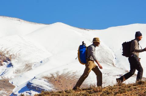 Trekking près d'un massif enneigé