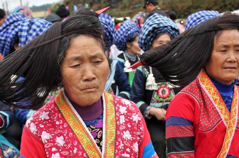 Rencontre de femmes miao à chignon incliné à la fête du roi de bambou dans le Guizhou