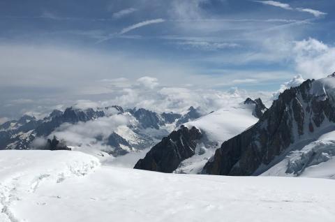 Voyage d'aventure et vue sur des aiguilles au Mont Blanc à Chamonix