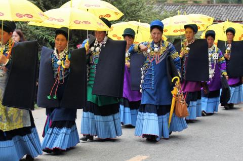 Voyage vers une procession de femmes au festival des torches dans les Da Liangshan