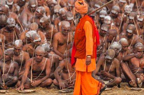 Initiation des naga sadhus à la Kumbh Mela en Inde Trekking vers l'initiation des naga sadhus à la Kumbh Mela d'Allahabad