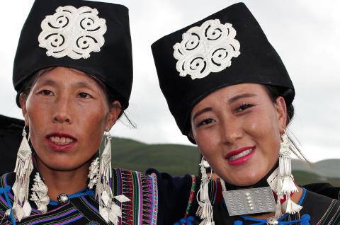 Femmes yi au Festival des Torches en Chine du sud Immersion avec des femmes yi au Festival des Torches dans les Grandes Montagnes Froides