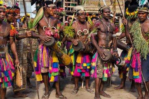 Immersion dans un sing-sing sur l'île de Kapo au large de la Nouvelle-Bretagne