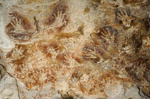 Trek vers les peintures de la grotte Tewet à Kalimantan en Indonésie