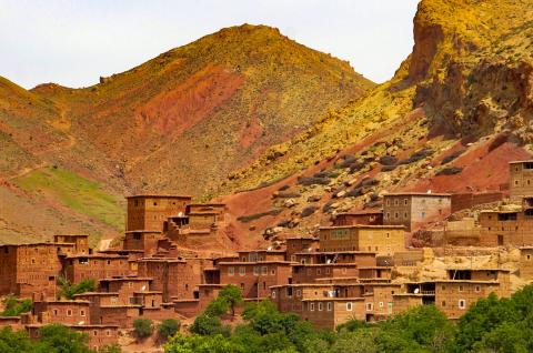 Randonnée vers des habitations des Aït Bou Oulli au Maroc
