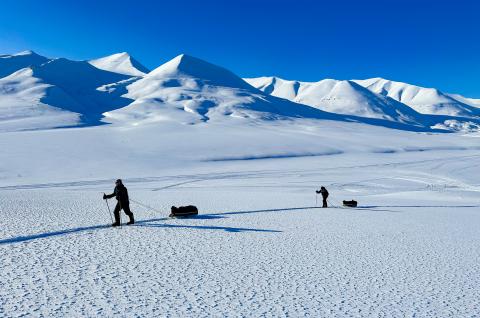 Expédition en ski et pulka sur un vaste plateau enneigé dans la toundra arctique du Spitzberg au Svalbard