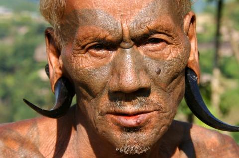 Trekking vers un homme naga konyak dans la région de Mon