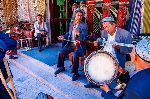 Rencontre de musiciens ouighours à Kashgar au Xinjiang
