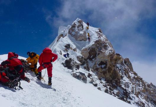 Attente sous l'antécime du Makalu au Népal