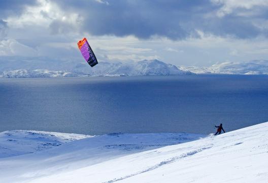 Ski kite au bord d'un fjord non loin du cap Nord 