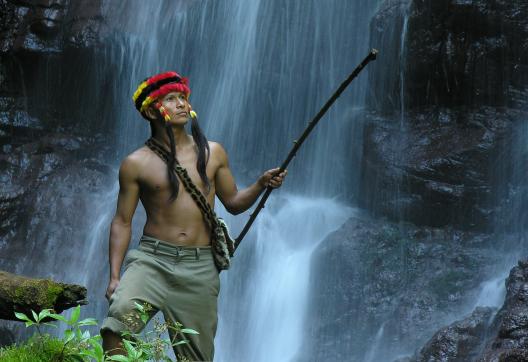 Jivaro ou Shuar près d'une cascade sacrée en Équateur