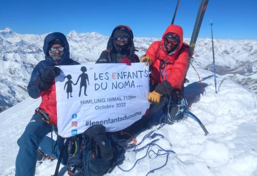 Alpinistes au sommet de l'Himlung Himal