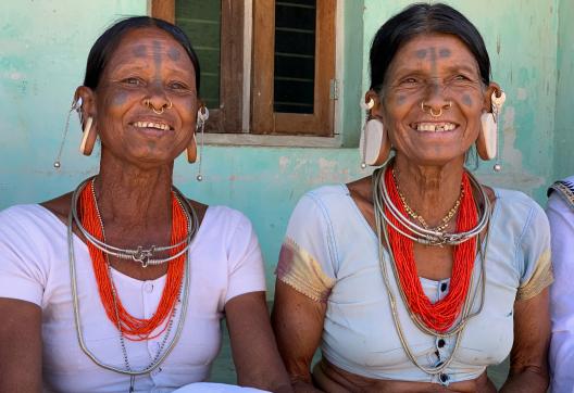 Randonnée vers des femmes du peuple langia saora en Orissa