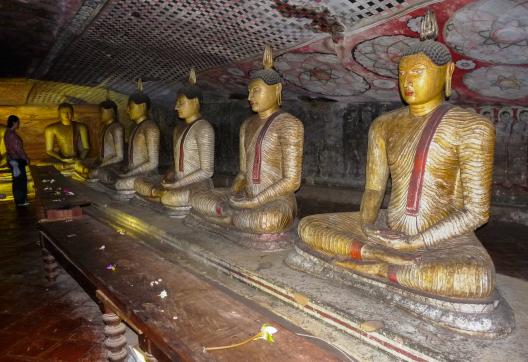 Randonnée vers les bouddhas des grottes de Dambulla au centre de Ceylan